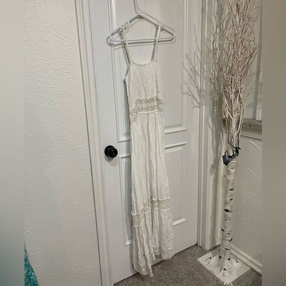 Dresses & Skirts - Lace maxi dress